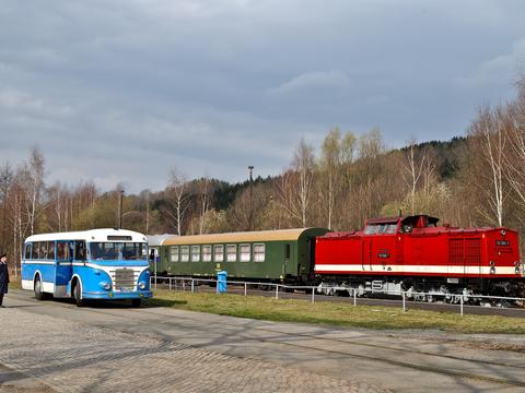 Der Vereinsausflug der IG Preßnitztalbahn e.V. führte am 22. März auf einer kleinen Erzgebirgsrundfahrt mit der V100 der PRESS 112 565-7 u.a. zum Pumpspeicherwerk nach Markersbach. In Grünstädtel hieß es umsteigen auf den historischen H6-Kraftomnibus, wo Joachim Jehmlich die Verkehrsmittel ablichtete.