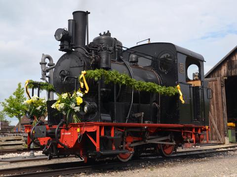 Am 9. Mai 2013 verkehrte Dampflokomotive 12 der Härtsfeld-Museumsbahn aus Anlass ihres 100. Geburtstages schön geschmückt.