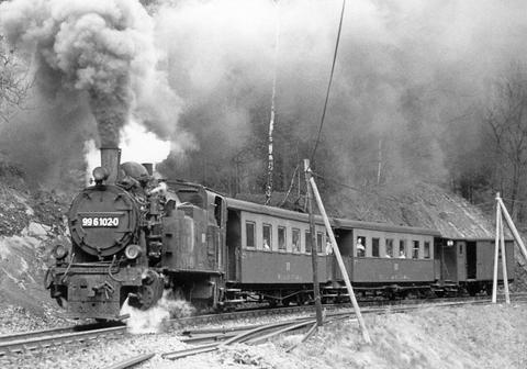 99 6102 mit einem Personenzug am 8. Mai 1985 bei Drahtzug auf der Selketalbahn.