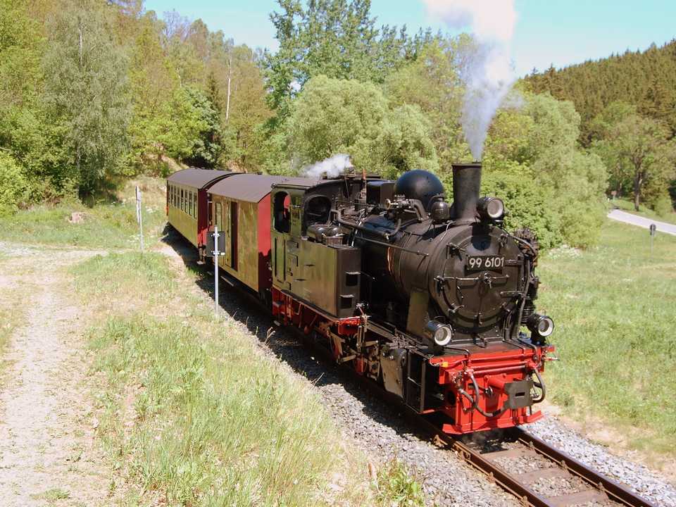 99 6101 mit einem Sonderzug des FKS zwischen Silberhütte und Straßberg am 2. Juni 2011