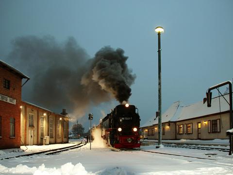 Im Selketal kam in den vergangenen Wochen häufig 99 7240-7 zum Einsatz, hier am 26. Januar 2014 bei der Ausfahrt aus dem Bahnhof Gernrode am frühen Abend.
