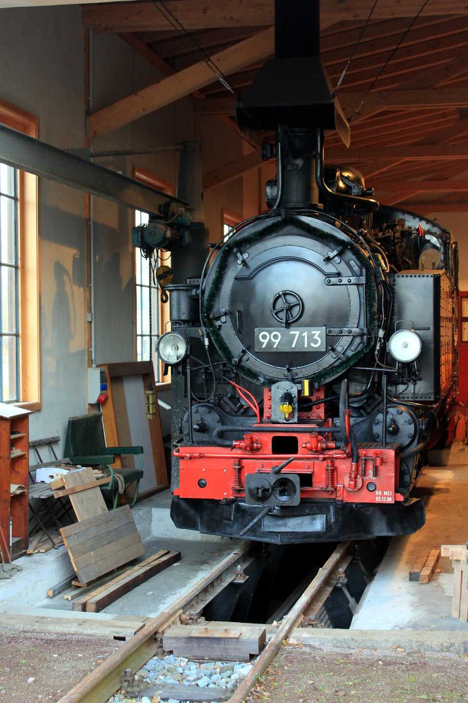 Am 18. Dezember wurde die VI K 99 713 der SDG als Leihgabe nach Wilsdruff überführt und präsentierte sich am Nachmittag im Schmalspurbahnmuseum Historischer Lokschuppen Wilsdruff.
