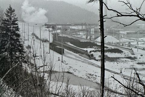 Blick auf das Kohlelager des Heizkraftwerks Silberhütte am 12. Februar 1984.