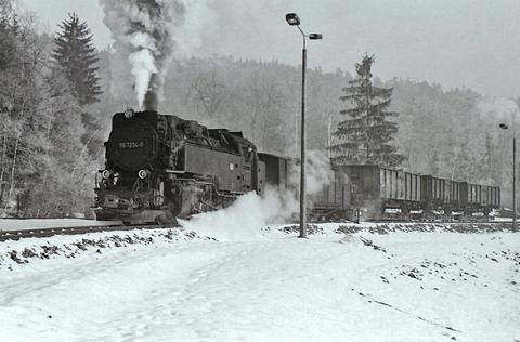 Nach dem Umsetzen im Bahnhof Silberhütte fährt die Rangierabteilung am 12. Februar 1984 in die Anschlussbahn des Heizkraftwerks Silberhütte.