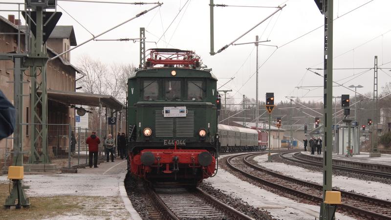 E44 044 und am anderen Ende 243 005-6 flankierten am 5. Dezember 2013 den um Wagen der PRESS ergänzten VSE-Sonderzug anlässlich der Aufnahme des elektrischen Verkehrs nach Hof, hier eine Aufnahme aus Mehltheuer.