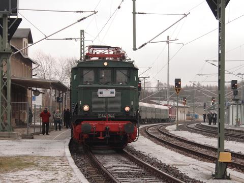 E44 044 und am anderen Ende 243 005-6 flankierten am 5. Dezember 2013 den um Wagen der PRESS ergänzten VSE-Sonderzug anlässlich der Aufnahme des elektrischen Verkehrs nach Hof, hier eine Aufnahme aus Mehltheuer.