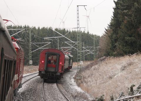 Ab Gutenfürst verkehrte der dort geteilte Sonderzug am 5. Dezember auf beiden nunmehr elektrifizierten Gleisen als Parallelfahrt nach Hof.