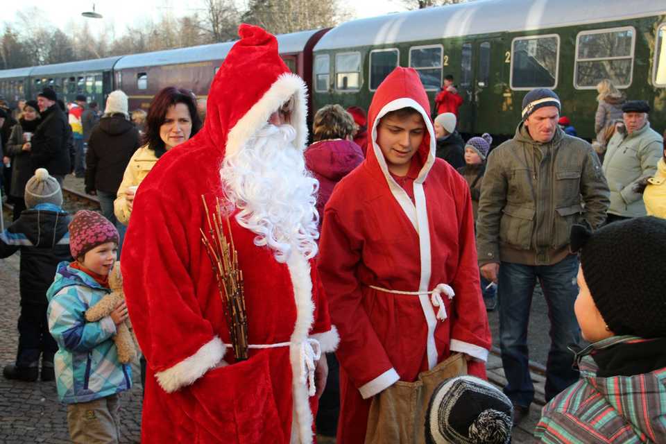 Die Weihnachtsmänner des VSE hatten am 14. Dezember 2013 viel Arbeit, hier im Bahnhof Schlettau.