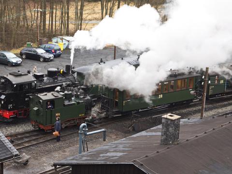 Die leistungsstärkste und die leistungsschwächste Dampflok im Betriebspark bei der Preßnitztalbahn bestreiten das Dampfwochenende zum Frühlingsanfang am 21. und 22. März.
