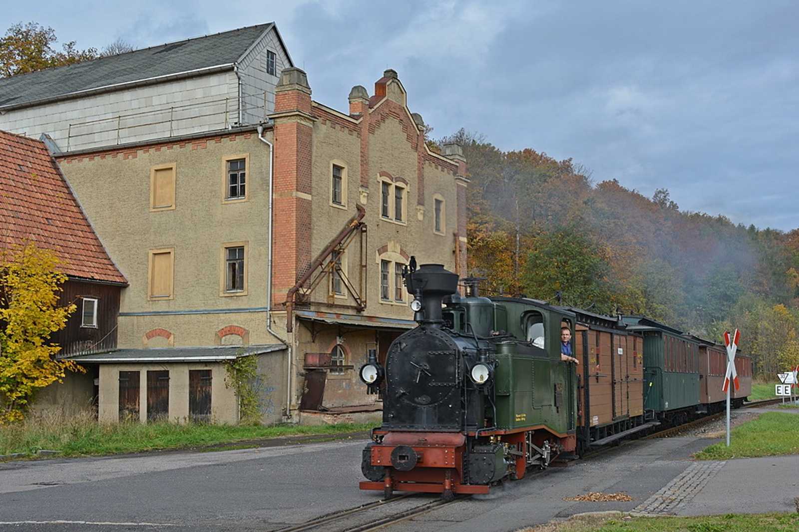 Ein ähnliches Motiv hatten wir mit eine Güterzug bereits im letzten Heft, auch für die I K Nr. 54, die Rainer Steger hier fotografierte, stellte das alte Fabrikgebäude am 21. Oktober eine geeignete Kulisse dar.