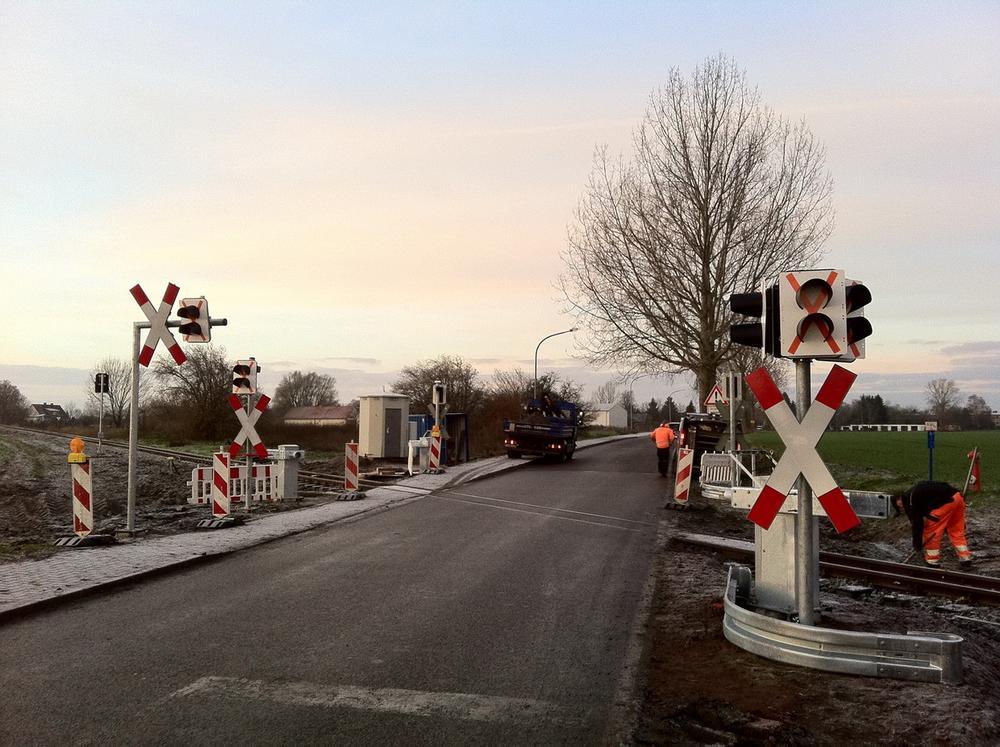Bis Mitte Dezember schloss die Bergwerksbahn die Erneuerung der Sicherungsanlagen am Bahnübergang bei Thondorf (Streckenkilometer 12,17) ab.