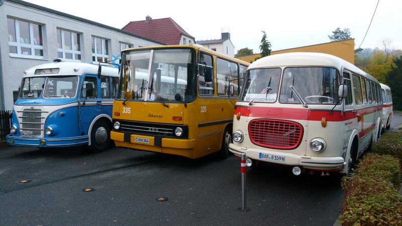 Ein Markenzeichen der Ausfahrten des EFK WESTSACHSEN ist es geworden, zu den Eisenbahnzielen mit historischen Reisebussen zu reisen, hier die der Marken H6, Ikarus und Skoda.