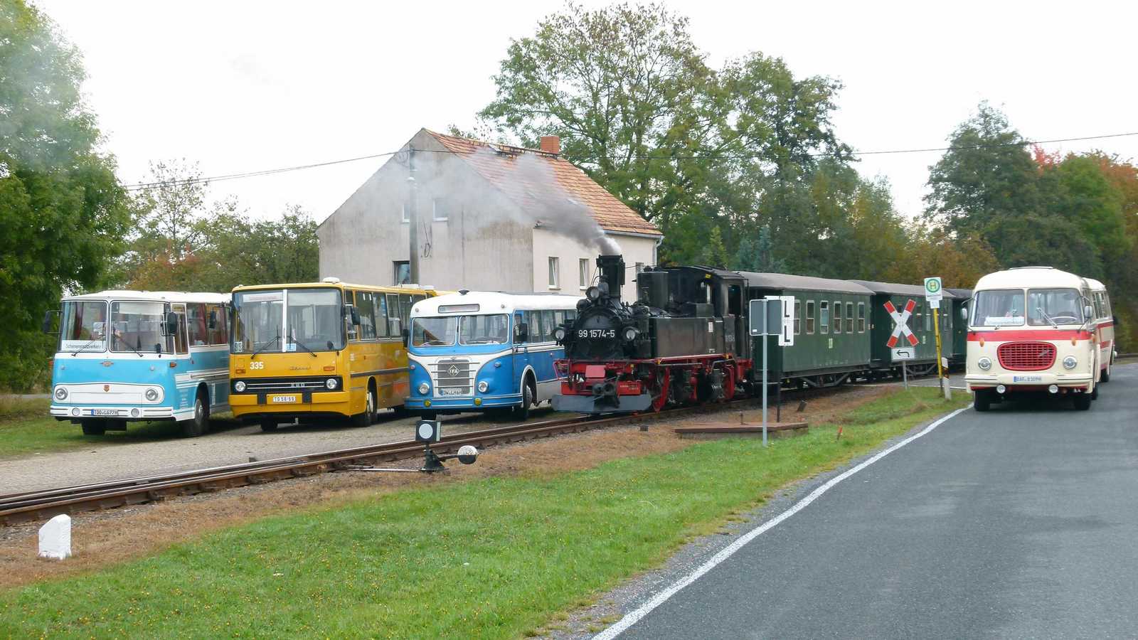 In Nebitzschen arrangierte der EFK Westsachsen diese Aufnahme mit dem Sonderzug sowie allen vier Bussen.