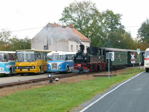 In Nebitzschen arrangierte der EFK Westsachsen diese Aufnahme mit dem Sonderzug sowie allen vier Bussen.