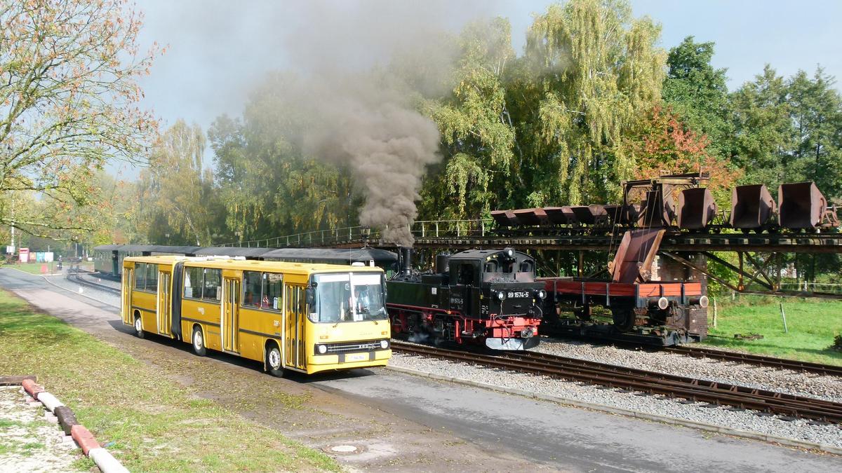 Der Ikarus 280.02 der Chemnitzer Verkehrs AG wertete in Glossen diese Aufnahme mit 99 1574-5 auf.