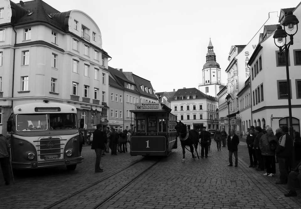 Bei der Pferdebahn in Döbeln traf der Wagen 1 auf den H6-Bus aus Dresden.