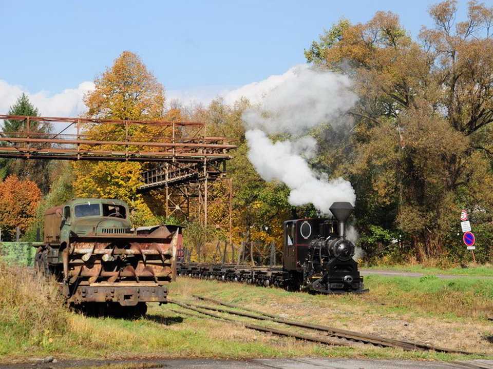 In der Nähe des Eisenwerkes Hronec passiert der Waldbahnzug mit U34 „Joy“ am 13. Oktober 2013 die improvisierte Schneefräse.