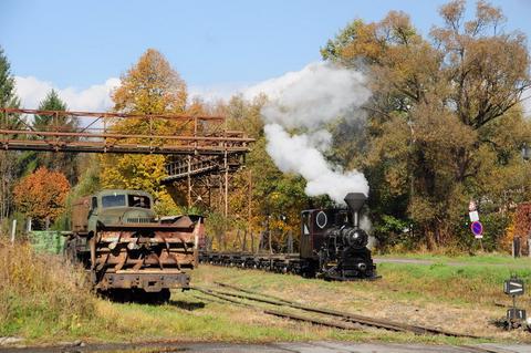 In der Nähe des Eisenwerkes Hronec passiert der Waldbahnzug mit U34 „Joy“ am 13. Oktober 2013 die improvisierte Schneefräse.