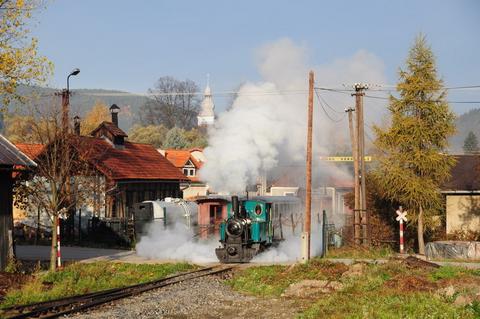 Am Morgen des 14. Oktober 2013 verlässt die dreiachsige „Smoschewer“ aus dem Jahr 1918 mit einem Waldbahnzug den Bahnhof Cierny Balog in Richtung Dobroc.