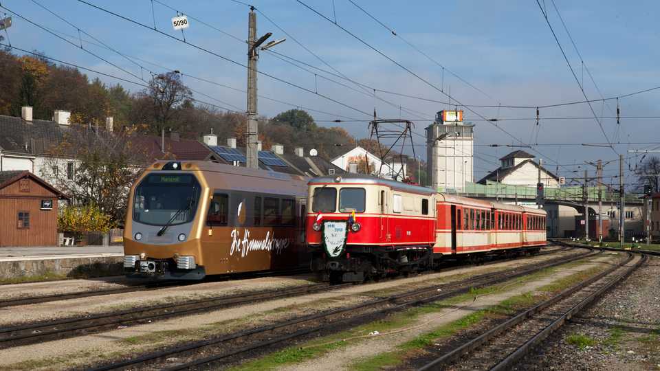 Zwei Triebfahrzeuggenerationen trafen am 27. Oktober 2013 im Alpenbahnhof St. Pölten zusammen: die 1911 gebaute Ellok 1099.14 mit dem Regionalzug 6813 sowie der 2013 gebaute ET6 mit dem Regionalzug 6809. Seit dem Folgetag wird der Planbetrieb der Mariazellerbahn ausschließlich mit den Stadler-Zügen abgewickelt.