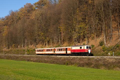 Am 27. Oktober passierte 1099.14 kurz vor Kirchberg an der Pielach mit ihrem Drei-Wagen-Zug das herbstliche Pielachtal.
