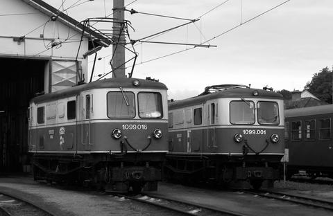 Die Älteste (Bj. 1910) und die Jüngste (Bj. 1914) im Betriebswerk St. Pölten Alpenbahnhof. Ohne ÖBB-Logo und Kontrollziffer ein etwas entstellter Anblick.
