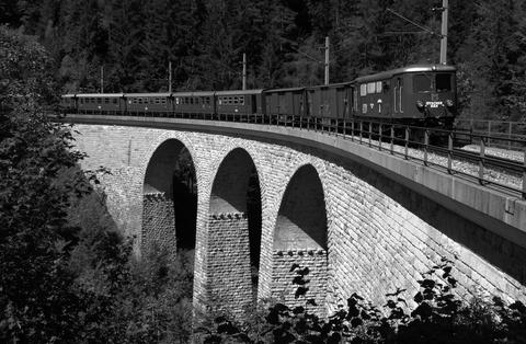Mit seinem Natursteinmauerwerk zählt der Saugrabenviadukt zu den schönsten Brückenbauwerken der Strecke. Am 14.  August  2011 erreicht 1099 007 mit ihrer Ötscherbär-Garnitur auf der Fahrt nach Mariazell gleich den Bahnhof Annaberg