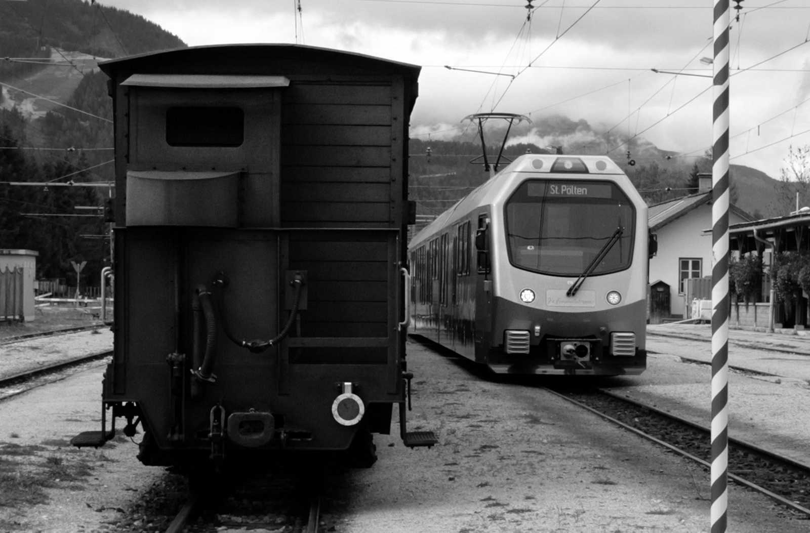 Ein gedeckter Güterwagen aus Bautzen neben dem ET5 aus der Schweiz in Österreich.