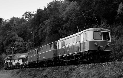 Der Schienenzug mit drei Lokomotiven (davon zwei Dieselloks der Baureihe 2095). Der Zug besteht aus fünf zum Schienentransport hergerichteten „Bautzenern“ und einem BD für das Personal.