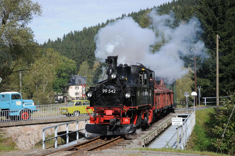 Neben der VI K 99 715 (siehe Titelbild mit zwei HH) kamen beim Güterzugverkehr am 4. Oktober auch die beiden derzeit betriebsfähigen IV K der IG Preßnitztalbahn e.V. zum Einsatz. Der KKw 97-27-18 des Fördervereins „Wilder Robert“ e.V. verkehrte in mehreren Zügen zusammen mit dem KKw 97-27-19 der IG Preßnitztalbahn e.V. Die beiden wurden in der Einfahrt von Schmalzgrube von Christoph Rehmann fotografisch festgehalten.