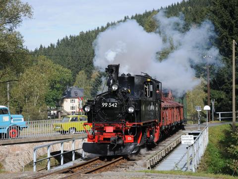 Neben der VI K 99 715 (siehe Titelbild mit zwei HH) kamen beim Güterzugverkehr am 4. Oktober auch die beiden derzeit betriebsfähigen IV K der IG Preßnitztalbahn e.V. zum Einsatz. Der KKw 97-27-18 des Fördervereins „Wilder Robert“ e.V. verkehrte in mehreren Zügen zusammen mit dem KKw 97-27-19 der IG Preßnitztalbahn e.V. Die beiden wurden in der Einfahrt von Schmalzgrube von Christoph Rehmann fotografisch festgehalten.
