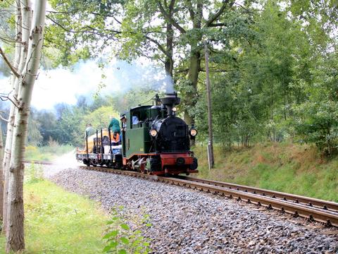 Das war auch eine Premiere für die I K Nr. 54. Beim Aufenthalt auf der Lößnitzgrundbahn wurde sie am 13. September in Vorbereitung des Schmalspurfestivals für einen Arbeitszug zur Unkrautbekämpfung an der Strecke eingesetzt.