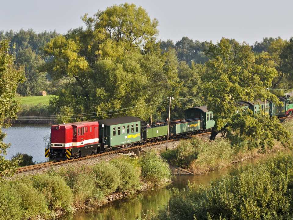 Der Dippelsdorfer Damm bietet immer attraktive Motive von der Lößnitzgrundbahn. Dieser „Sandwich“-Zug beim Festival am 14. September hatte auch eine interessante Zusammenstellung.