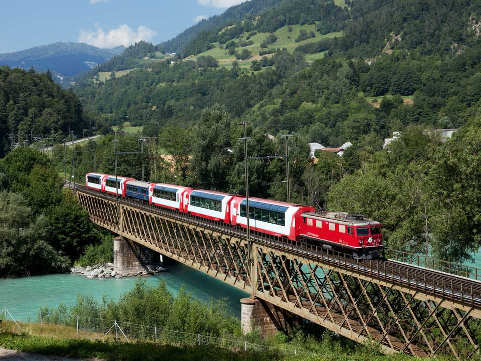 Zum Heftausklang mal keine Dampflok - Am 5. August 2013 bespannte die Ge4/4 I 603 den Glacier Express GEX 911 von Davos nach Chur mit dem historischen Speisewagen, aufgenommen auf der Brücke bei Reichenau vor der Station Reichenau-Tamins.