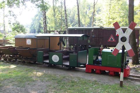 Diese Diesellok vom Typ Ns1b, den Personenwagen sowie mehrere Kipploren nutzen derzeit die „Feldbahnfreunde F .S. & A. M.“ in Klein Kölzig.