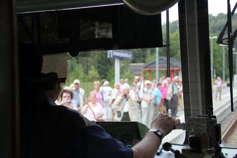Am unteren Bahnhof von Annaberg-Buchholz erwarten am 18. August 2013 bereits viele Fahrgäste die Ankunft des Zuges. Die Wartenden freuen sich auf eine erlebnisreiche und eindrucksvolle Fahrt nach Schwarzenberg.