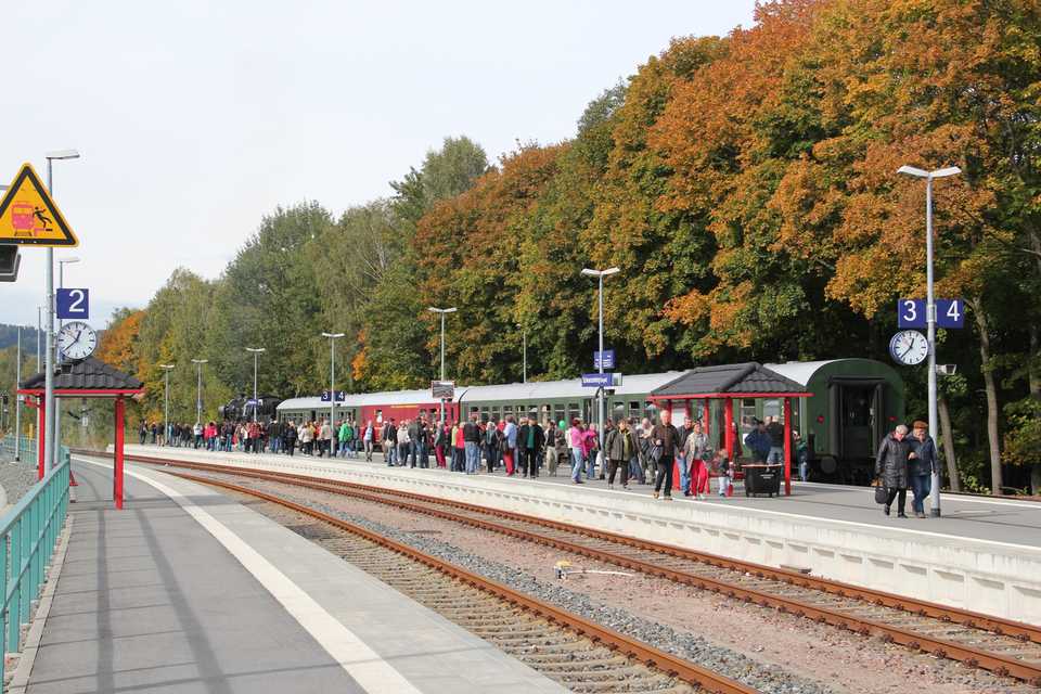 Das schöne Herbstwetter lockte neben einigen Reisegruppen auch viele Kurzentschlossene zu einer Reise mit der EAB. So ergießt sich nach der Ankunft des Zuges in Schwarzenberg ein nicht enden wollender Menschenstrom auf den Bahnsteig.