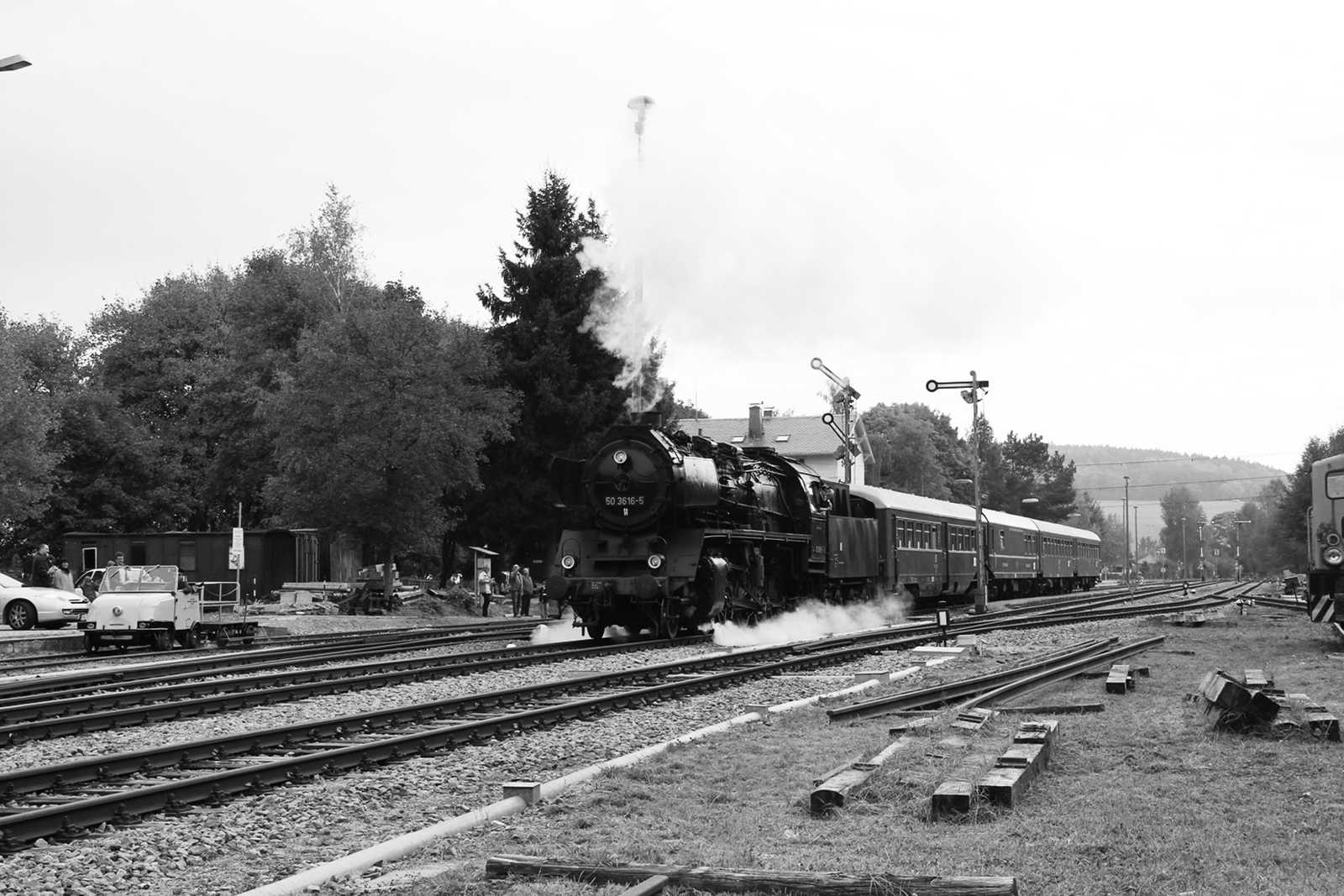 Die Dampflok 50 3616-5 verlässt am 6. Oktober mit ihrem Zug den Bahnhof Schlettau in Richtung Schwarzenberg. Auf einem Nebengleis verkehrte der Schienentrabi des Vereins, der zu Draisinenmitfahrten beim Bahnhofs- und Kinderfest Schlettau einlud.
