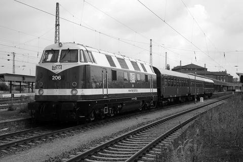Am 14. September war die MEG-Lok 206 (ex 118 748-0) mit drei VSE-Wagen als Sonderzug durch Sachsen unterwegs, hier in Zwickau.