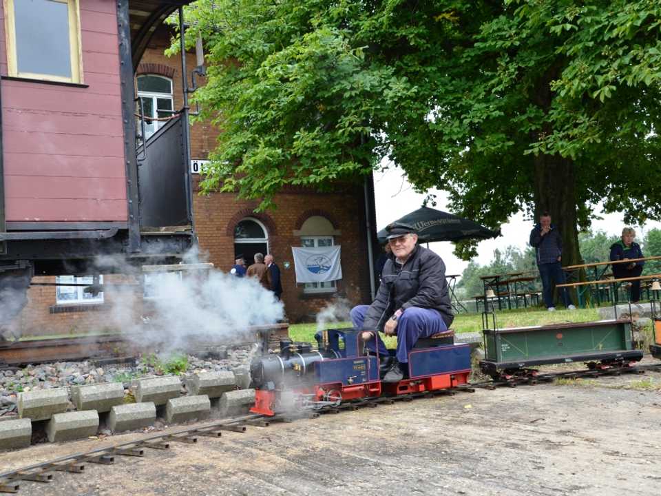 Dampfbetrieb beim Bahnhofsfest in Pölzig am 28. Juni.