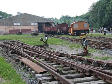 Bei der Hirzbergbahn wächst die Gleisanlage vor der Bahnwerkstatt, hier der Stand zum Hoffest am 9. Juni.