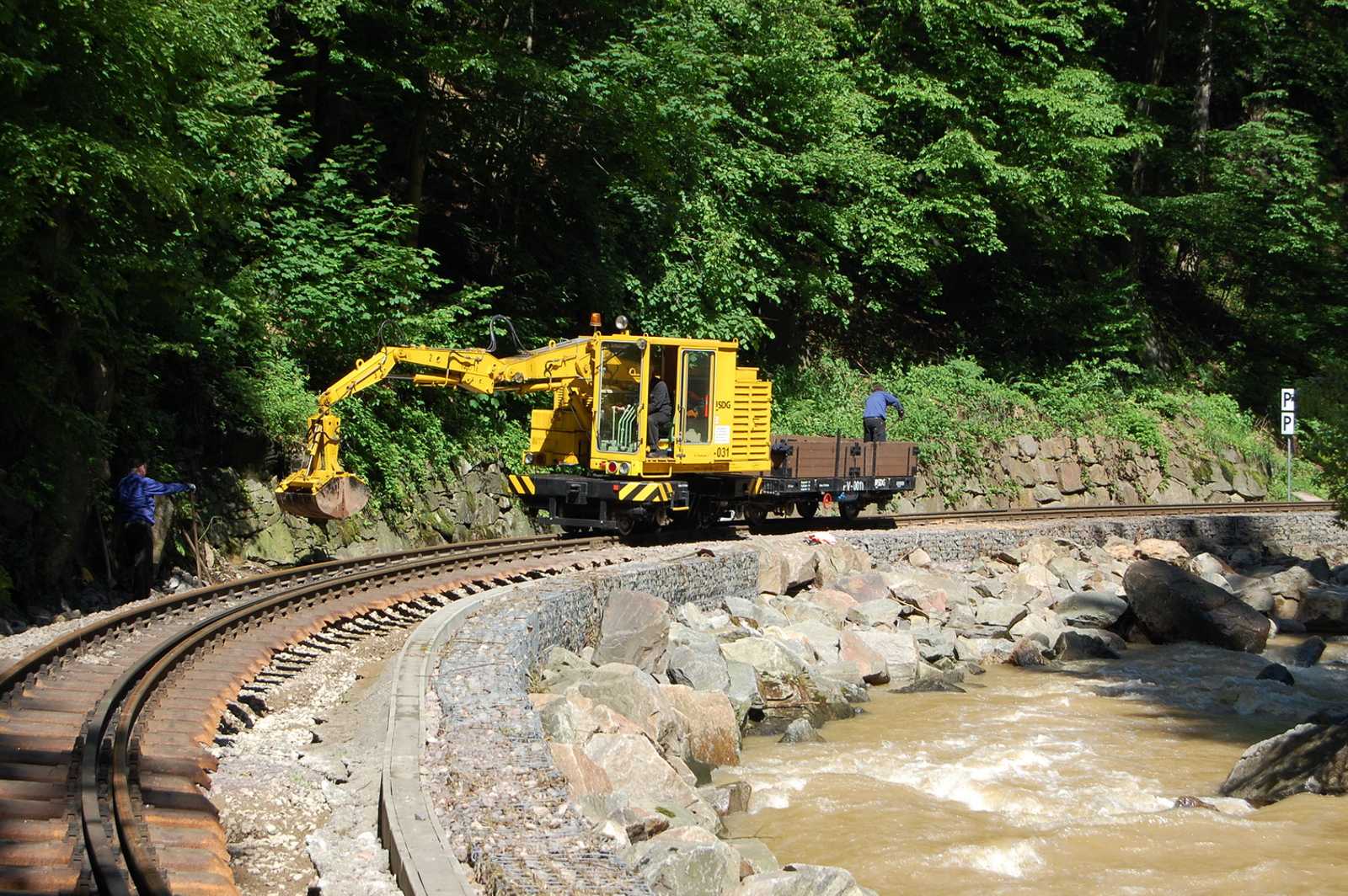 Mit dem SVP-74 werden die Bahngräben gereinigt und die Uferbefestigung wieder hergestellt.