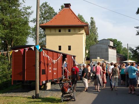 Der restaurierte Kasten des GGw 97-14-12 steht seit Juni am Wasserhaus in Niederschöna, hier geschmückt am 18. Juni anlässlich des Dorffestes.