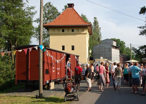 Der restaurierte Kasten des GGw 97-14-12 steht seit Juni am Wasserhaus in Niederschöna, hier geschmückt am 18. Juni anlässlich des Dorffestes.