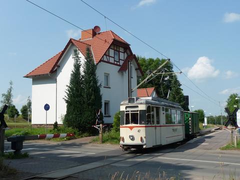 In Waltershausen-Schnepfenthal passiert der Güterzug aus Triebwagen Nr. 47 und der Güterlore Nr. 101 das ehemalige Stationsgebäude.