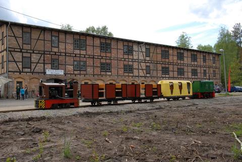 Am zweiten Mai-Wochenende verkehrte die Klein Kölziger Ziegeleibahn mit einem Touristikzug, bespannt mit einer Ns1b am Zuganfang und einer Ns2f am Ende.