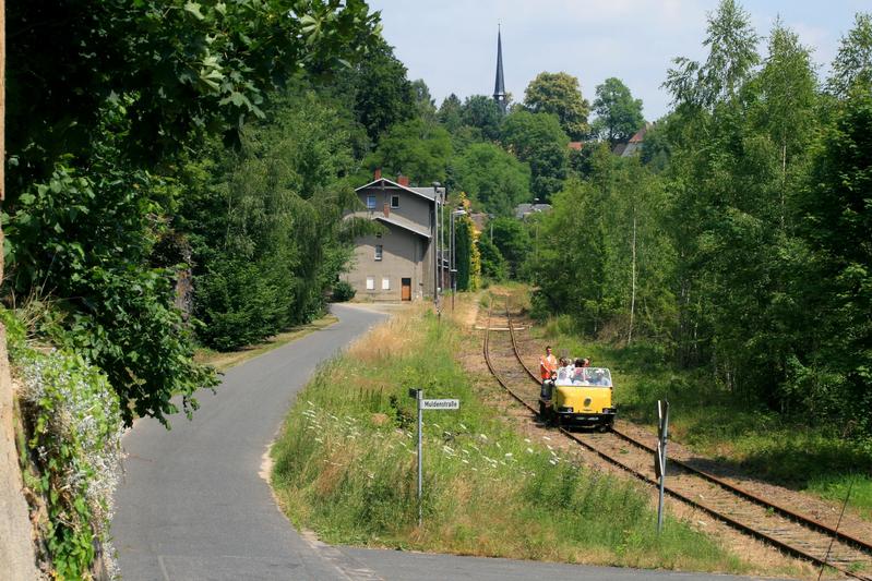 Dank der Freischnittaktivitäten der zurückliegenden Monate konnte Mario Morgner mit seiner Kamera am 13. Juli den Schienentrabi in Rochsburg beobachten.