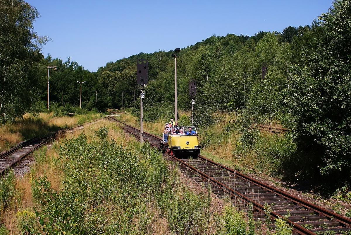 Im Bahnhof Pöhlau der Brückenberg-Kohlenbahn Zwickau hatte am 21. Juli 2013 Andreas Wende Position bezogen, als der vollbesetzte Schienentrabi KL 2010 an ihm vorbei fuhr. Die Signaltechnik ist abgeklemmt.