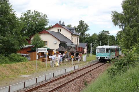 Aus Schwarzenberg kommend erreicht der historische Zug den Bahnhof Walthersdorf (Erzgeb).