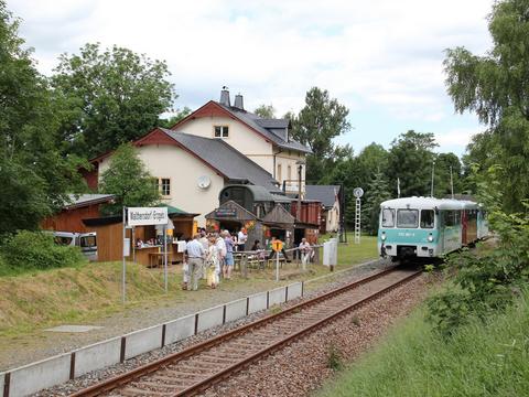 Aus Schwarzenberg kommend erreicht der historische Zug den Bahnhof Walthersdorf (Erzgeb).